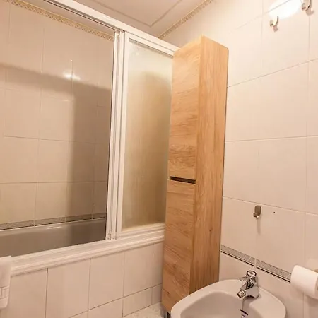 Apartment Holidays. Europa 8 Personas. 3 Dormitorios. C7